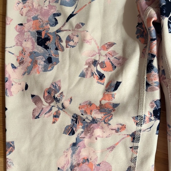 GapFit Eclipse Capri Leggings - Picture 2 of 3